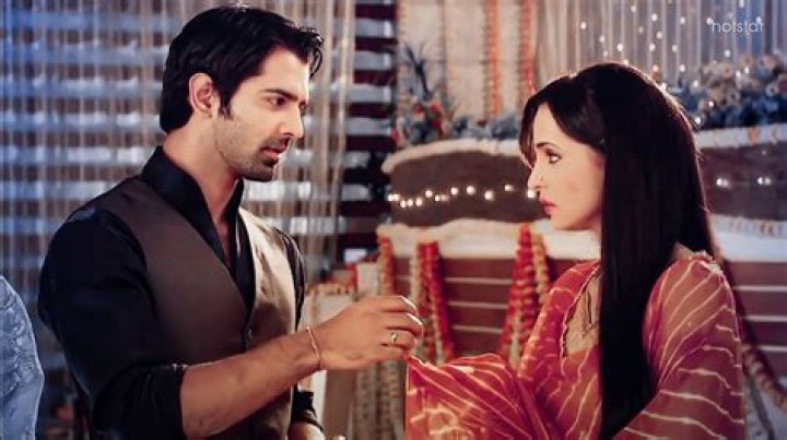 Do Arnav and Khushi fall in love?