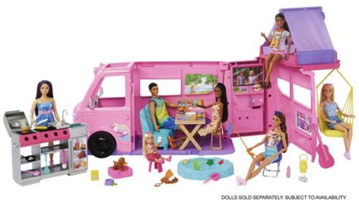 Does the Barbie camper come with dolls?