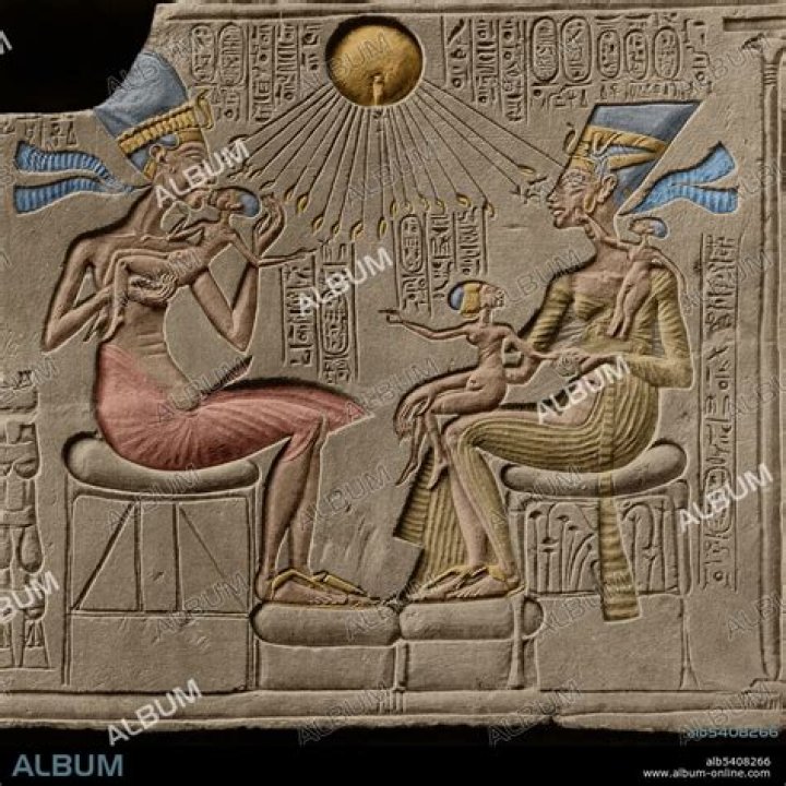 How big is Akhenaten Nefertiti and three daughters?