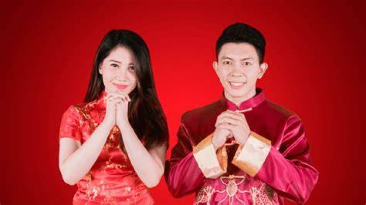 How do Chinese greet?