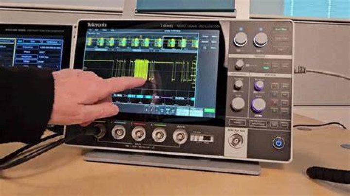How does a oscilloscope connect to a signal generator?