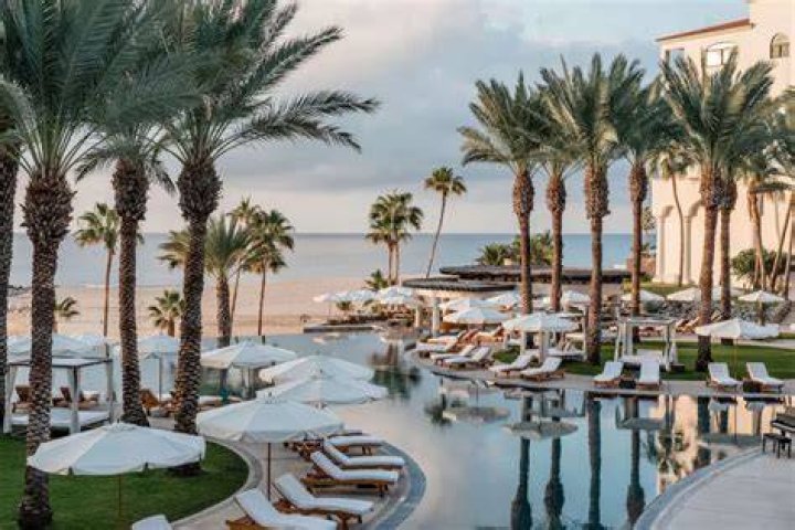 Is Hilton Los Cabos on a swimmable beach?