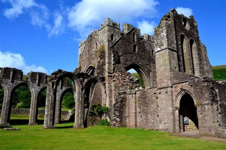 What are the biggest towns in the Brecon Beacons?