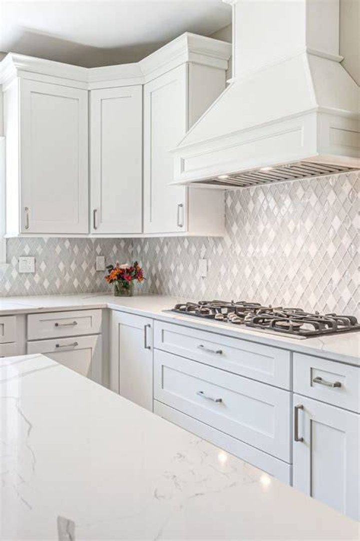 What backsplash goes well with white countertops?