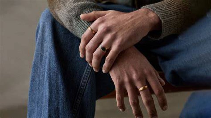 What does it mean when a man wears a leather bracelet?