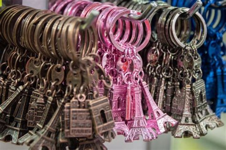 What is a souvenir meaning?