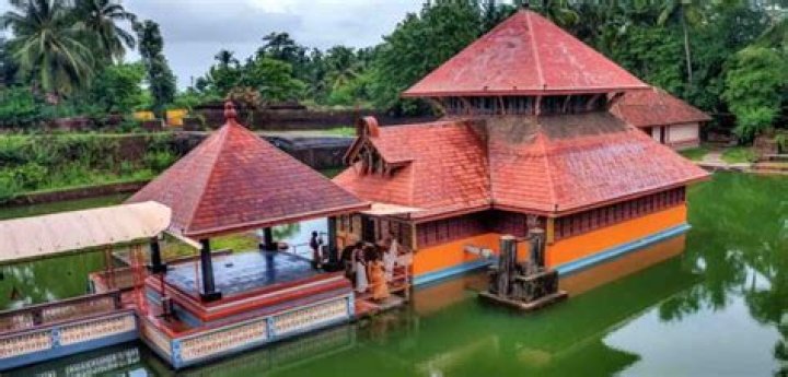 Which district is Kasargod in?